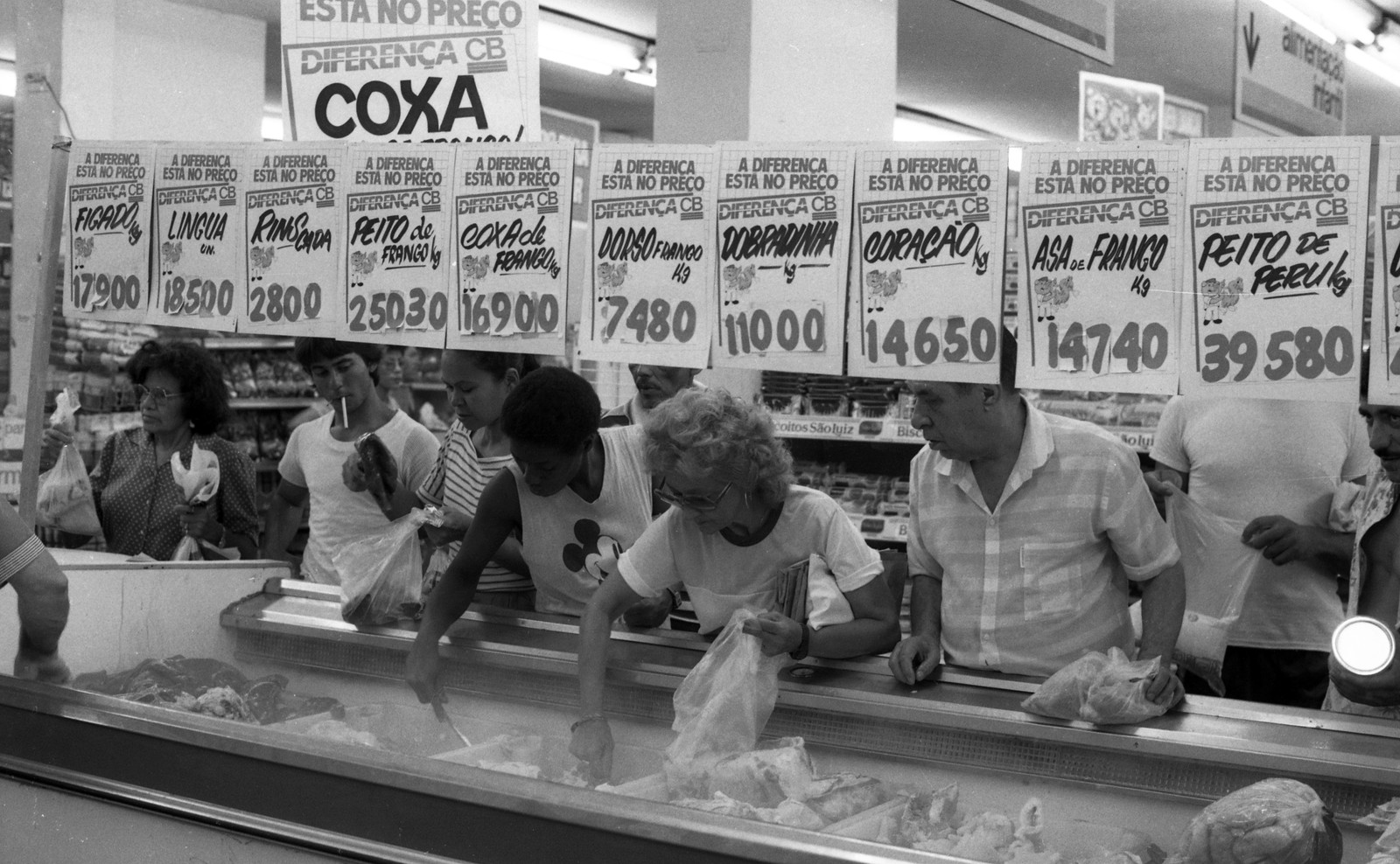 Consumidores aproveitam os produtos com preços mais em conta — Foto: José Doval / Agência O Globo