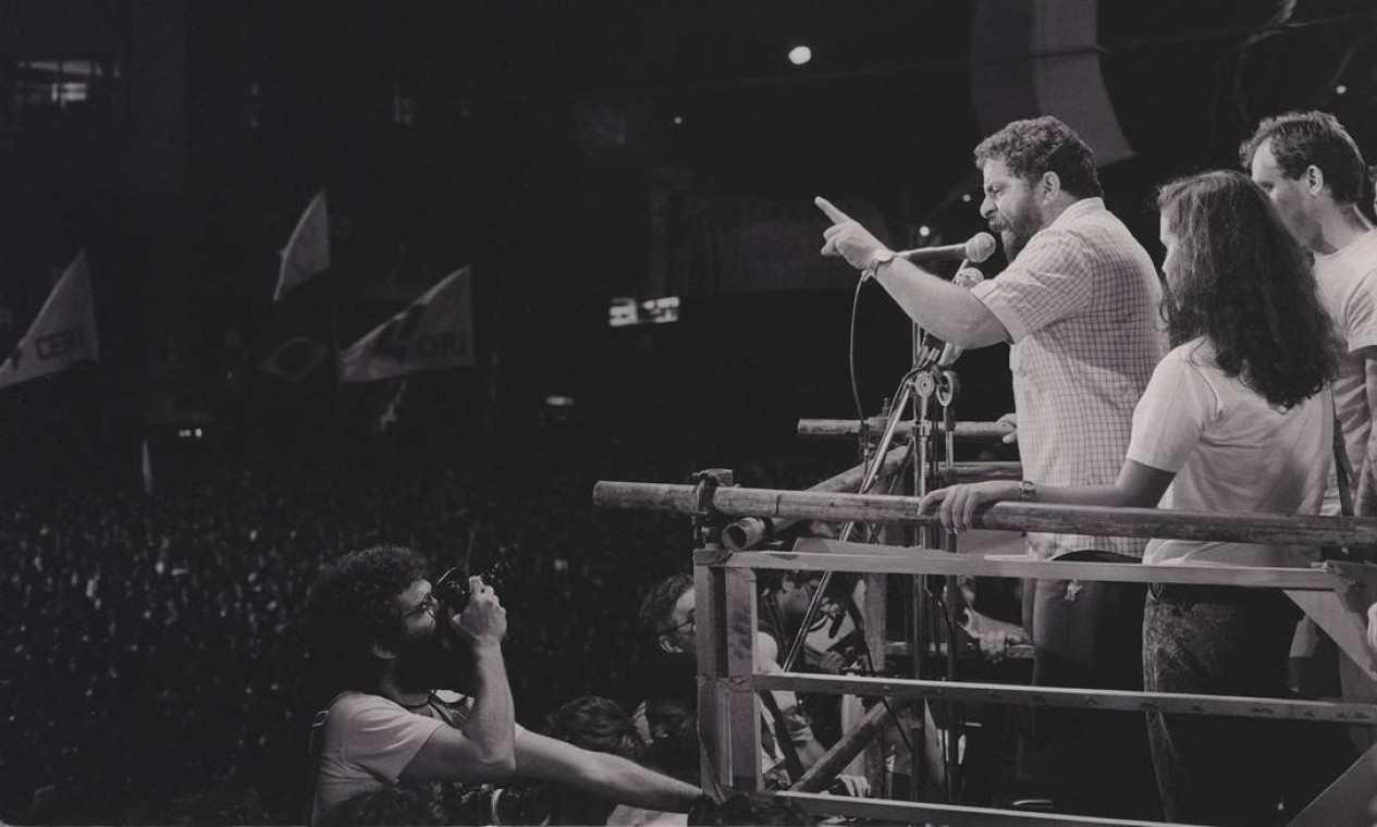 1984 / DIRETAS JÁ - Lula participa do movimento que reivindicava eleições diretas para a Presidência da República, na Candelária, Centro do Rio — Foto: Anibal Philot/Agência O Globo