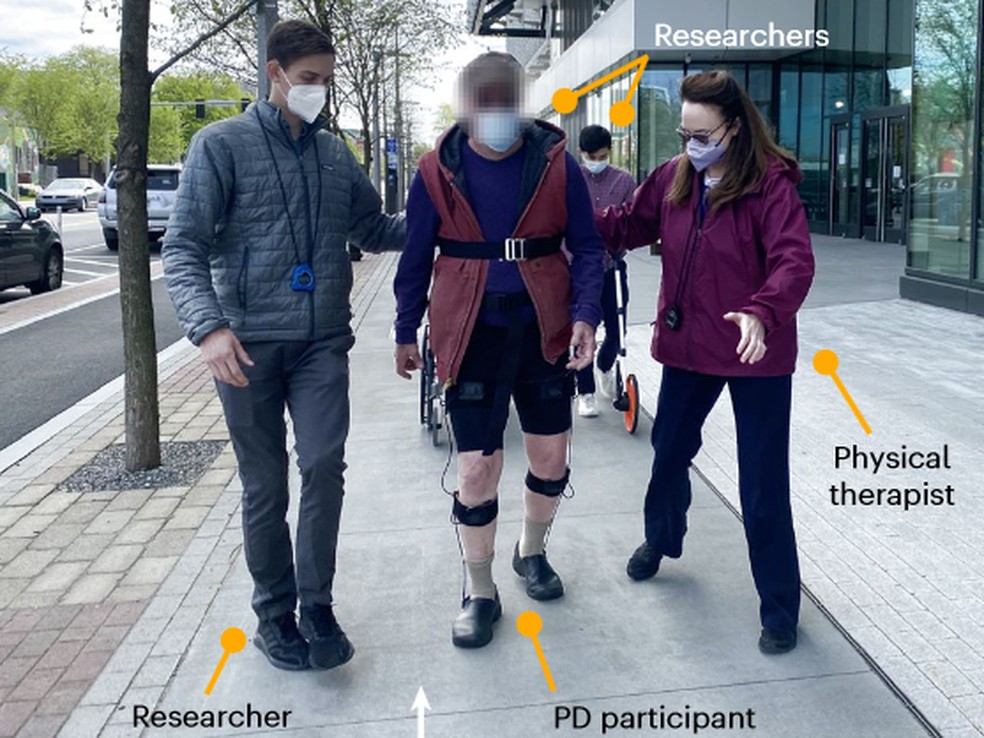 Cientistas de Harvard criam dispositivo robótico vestível que melhora a caminhada de pacientes com Parkinson. — Foto: Nature Medicine