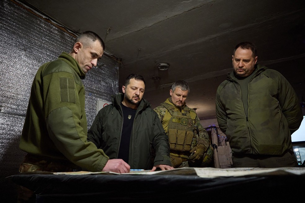 Volodymyr Zelensky visitou tropas ucranianas em Avdiivka em dezembro — Foto: Presidência da Ucrânia via AFP