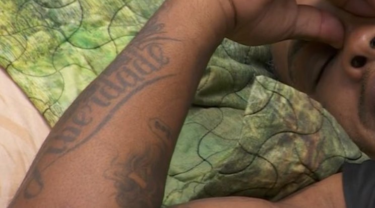 Liberdade: palavra está tatuada no antebraço de Rodriguinho — Foto: Reprodução/Globoplay