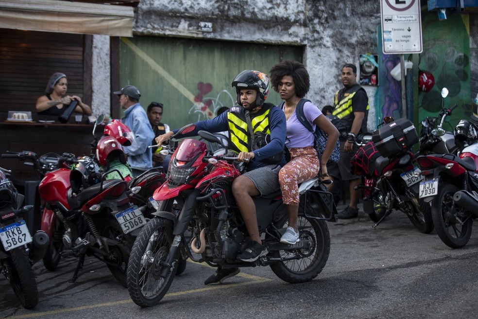 Ana Caroline vai do transporte de massa ao informal, como a garupa do mototáxi,  em até 12 conduções distintas num só dia — Foto: Alexandre Cassiano