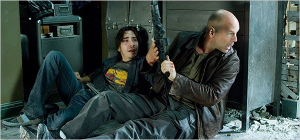 Justin Long e Bruce Willis em "Duro de Matar 4" Divulgação