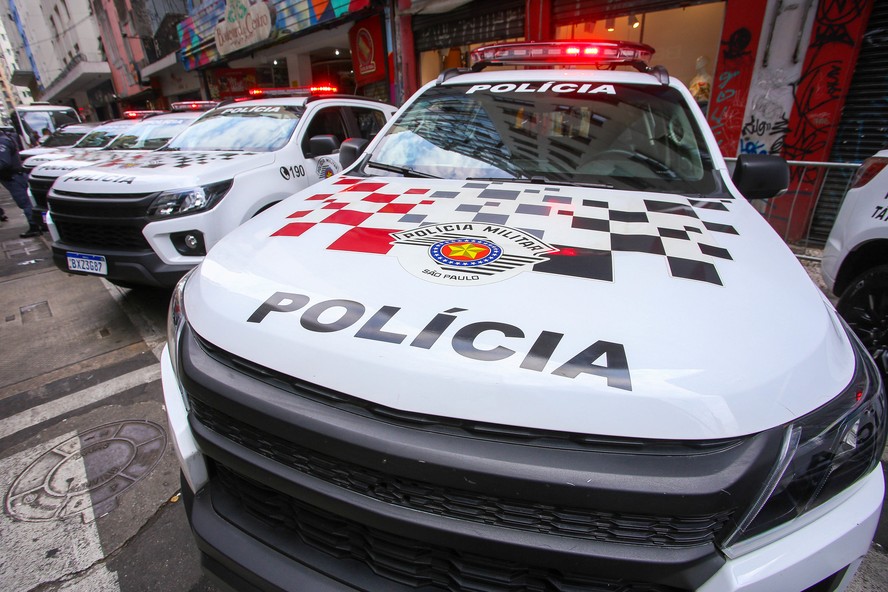 Viaturas da Polícia Militar estacionadas no Centro de SP. Agentes atuam no combate à violência e comércio ilegal na região