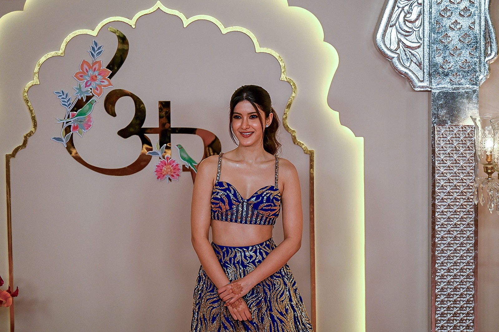 Atriz de Bollywood, Shanaya Kapoor chega para megacasamento na Índia — Foto: AFP