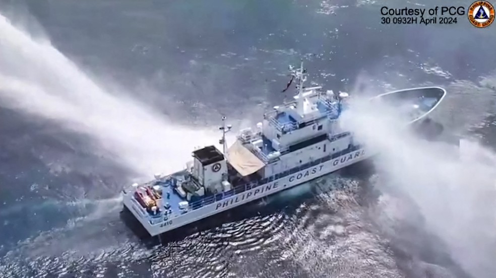 Barco filipino atacado — Foto: Divulgação/Philippine Coast Guard (PCG)