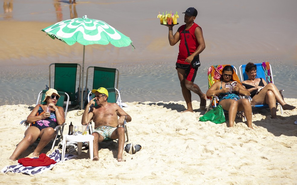 Um homem passando com uma bandeja com drinks — Foto: Guito Moreto/Agência O Globo