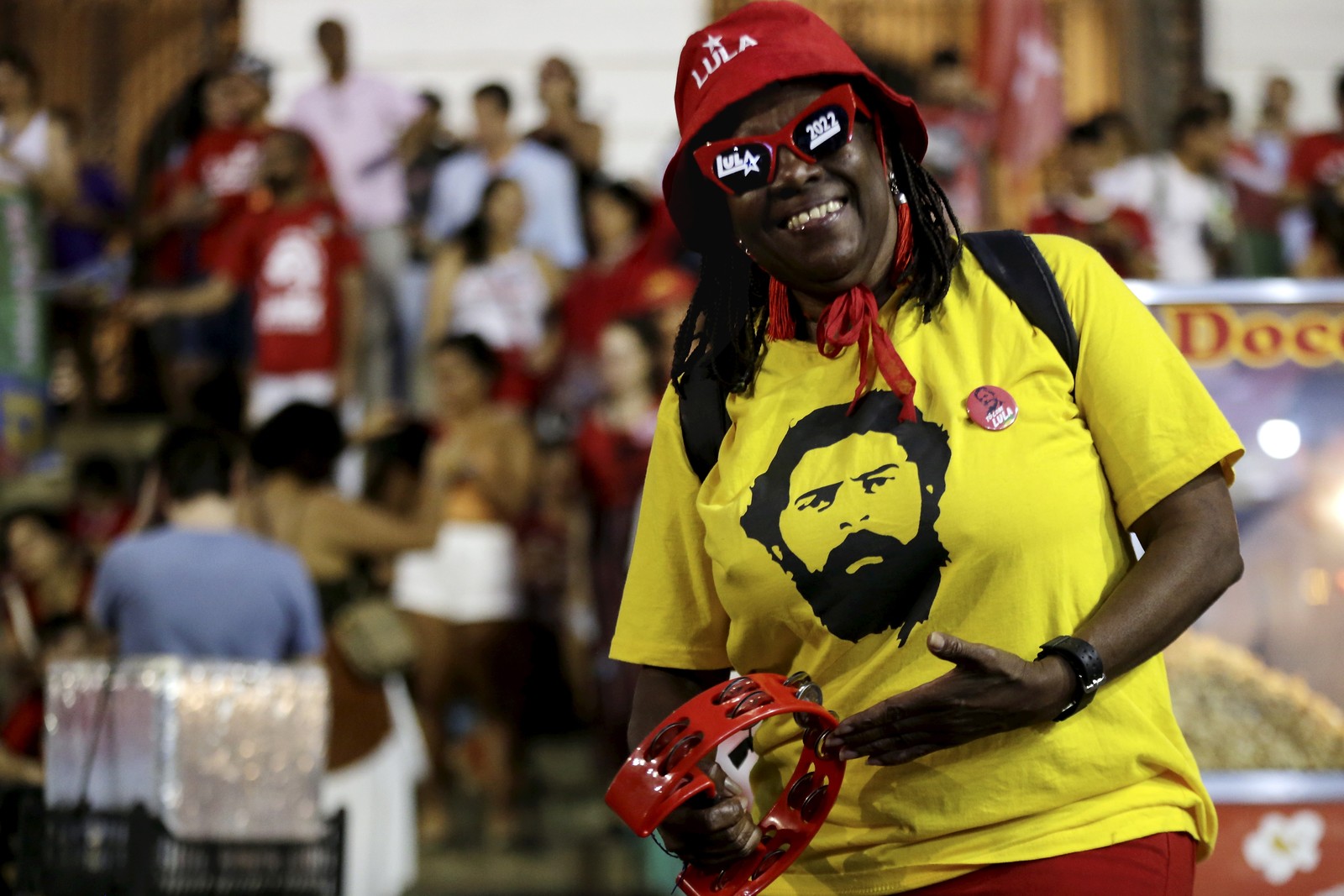 Eleitores se reúnem no Centro do Rio para comemorar a vitória de Lula — Foto: Domingos Peixoto/Agência O Globo