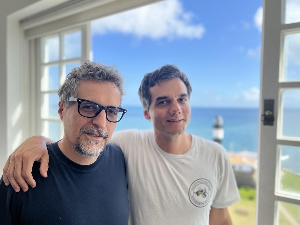 Kleber Mendonça Filho e Wagner Moura em encontro na Bahia — Foto: Reprodução