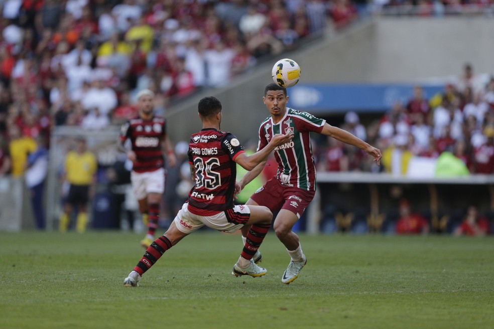 André e João Gomes disputam a bola no Fla-Flu no Maracanã — Foto: Alexandre Cassiano