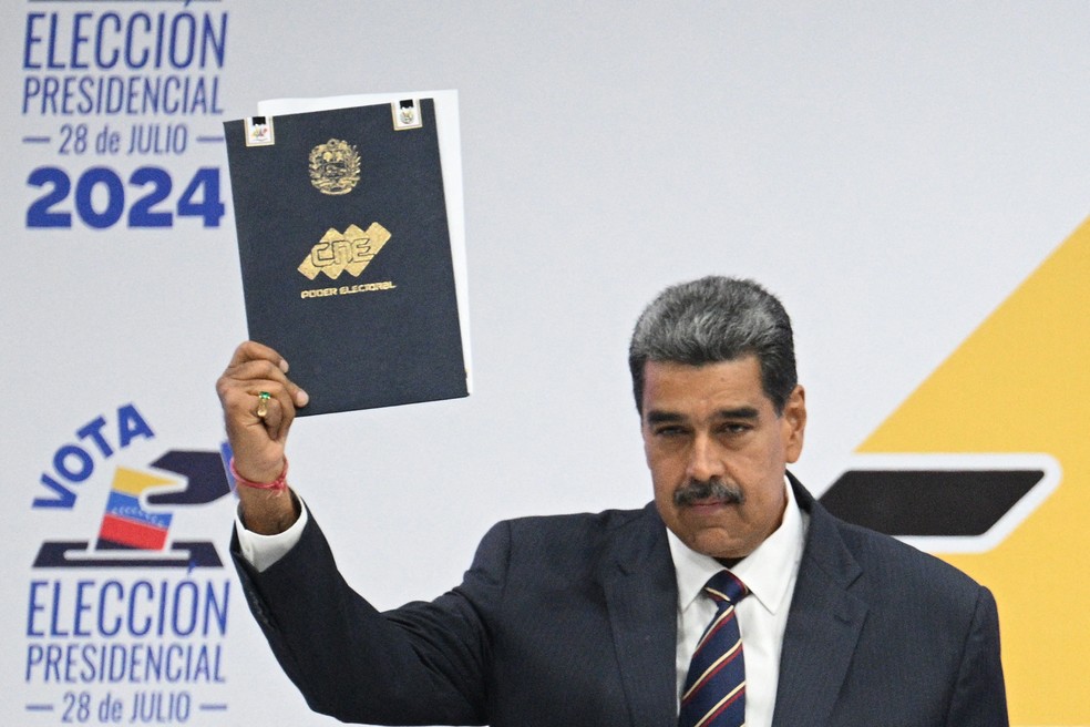 O presidente venezuelano Nicolás Maduro gesticula durante sua proclamação na sede do CNE em Caracas em 29 de julho de 2024, um dia após a eleição presidencial venezuelana — Foto: Federico PARRA / AFP