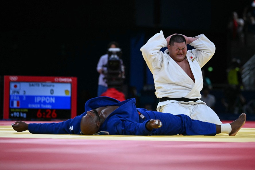 Judoca Tatsuru Saito lamenta derrota para francês Teddy Riner em final por equipes de Paris-2024