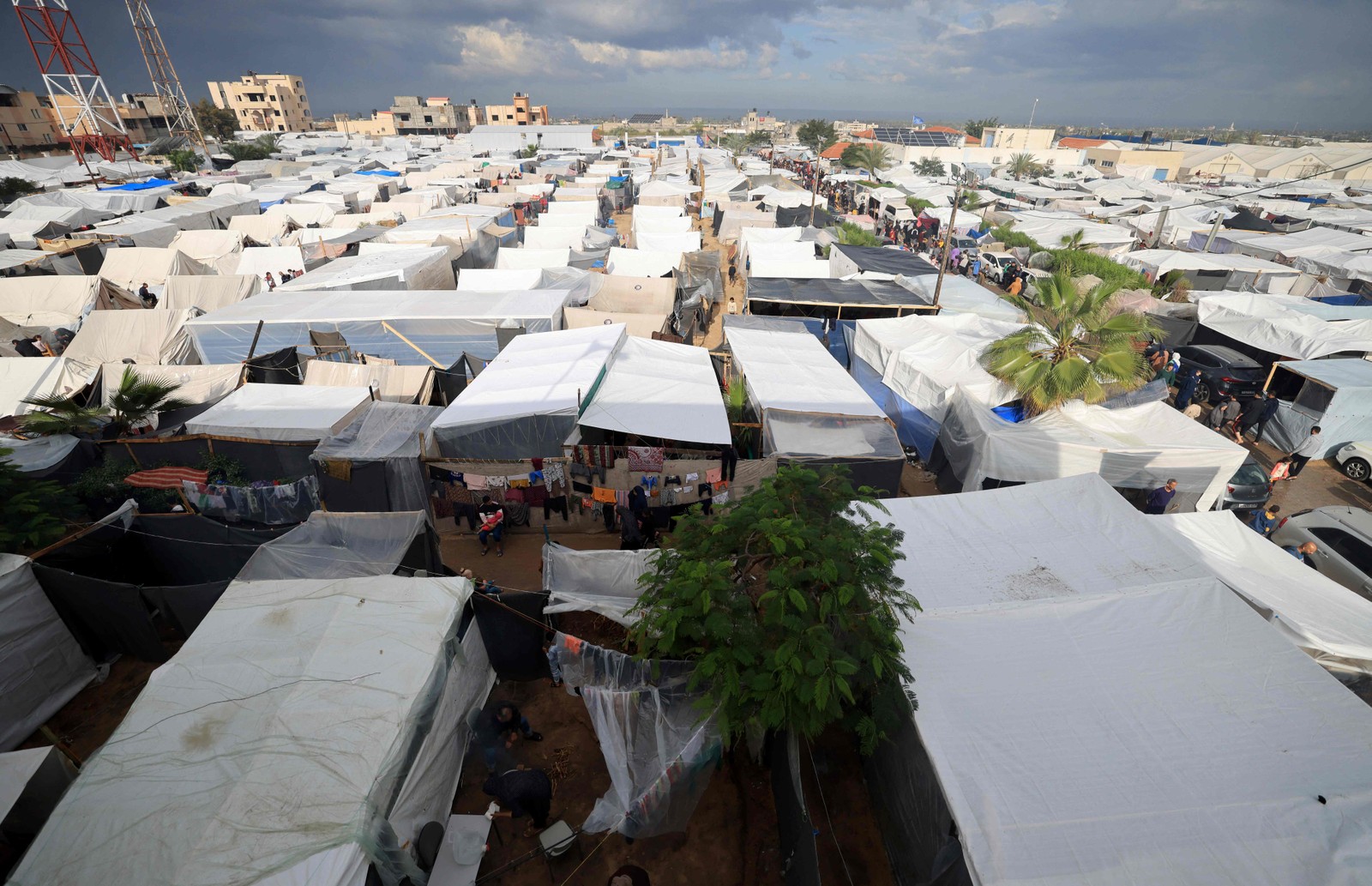 Abrigos improvisados e tendas montadas por palestinos deslocados internamente que fugiram do bombardeio israelense no norte da Faixa de Gaza é retratada em Khan Yunis, no sul da Faixa de Gaza, em 15 de novembro de 2023 — Foto: Mahmud HAMS / AFP