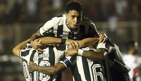 Botafogo vence o Vitória e volta à liderança do torneio