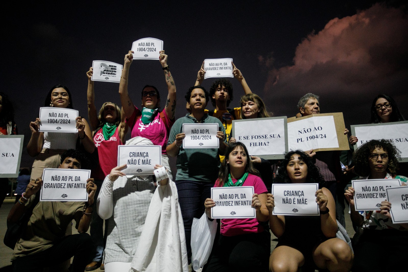 Ato em Brasília contra a PL1904 - PL da Gravidez Infantil (PL 1904/24) proíbe a realização do aborto legal acima de 22 semanas gestacional em caso de estupro. — Foto: Brenno Carvalho / Agência O Globo.