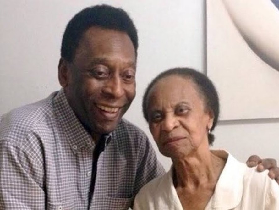 Pelé ao lado de sua mãe, dona Celeste