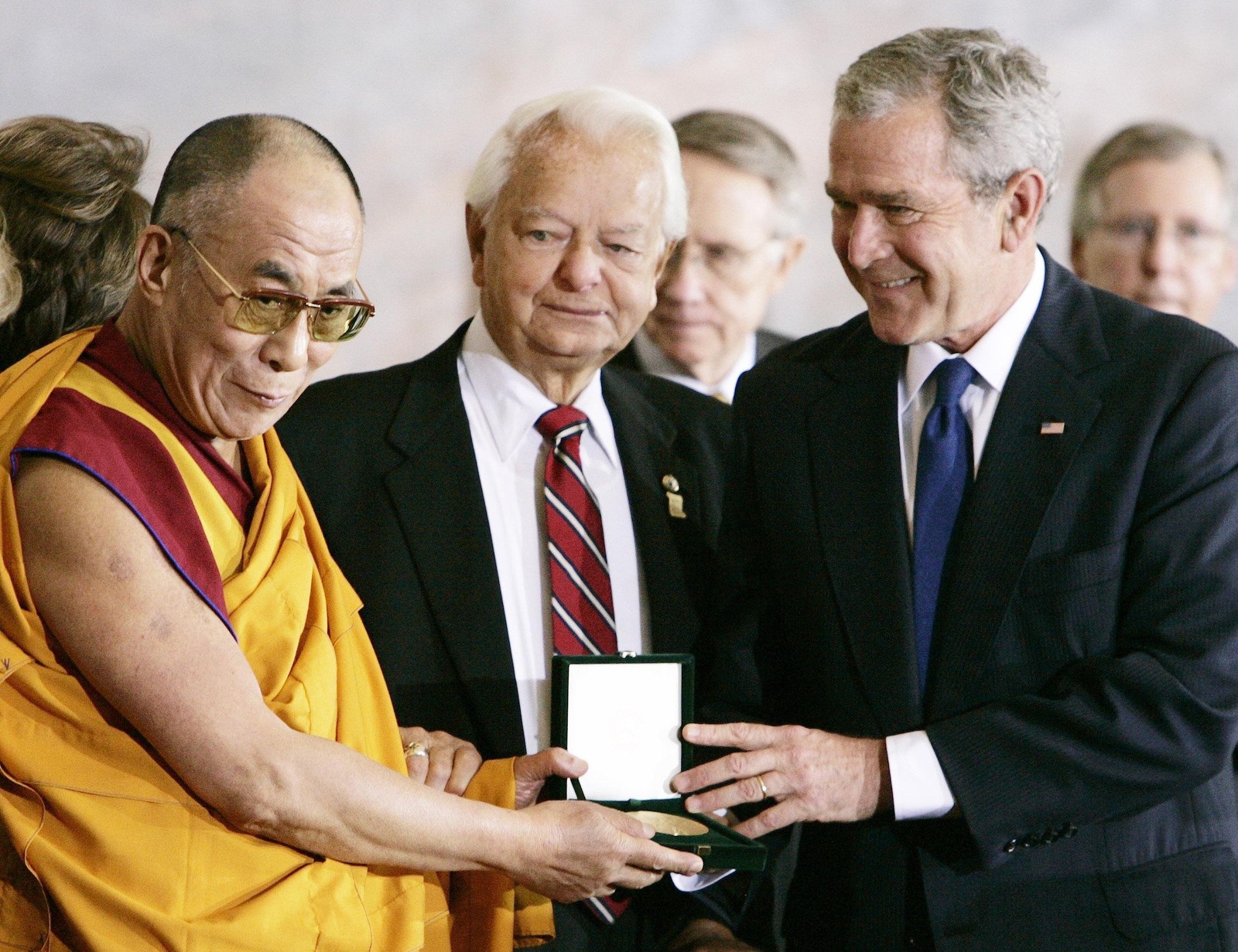 O presidente dos EUA, George W. Bush entrega a Medalha de Ouro do Congresso à Dalai Lama — Foto: REUTERS/Larry Downing