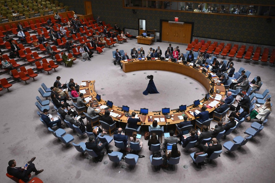 Membros do Conselho de Segurança da ONU participam de reunião após o ataque contra um hospital pediátrico na Ucrânia
