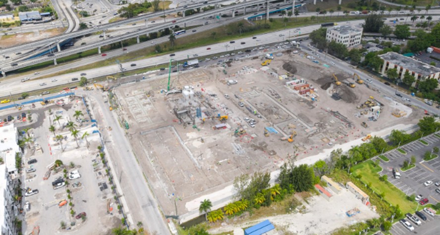 Construção do condomínio Golden Glades, na Flórida