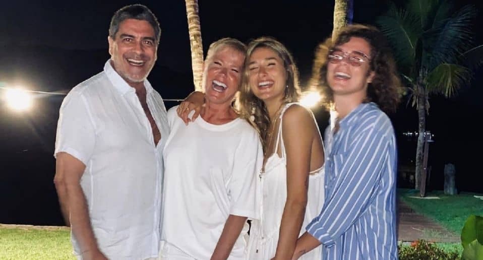 Réveillon de 2021 em Angra dos Reis: Sasha com Junno Andrade, a mãe e o marido, Junior Figueiredo — Foto: Reprodução Internet