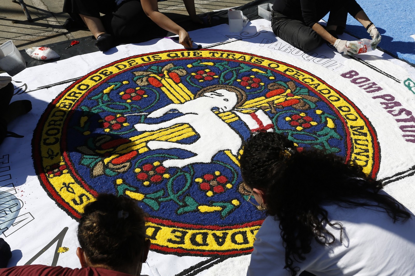 Ainda na madrugada, foram confeccionados 40 tapetes de sal na Catedral Metropolitana, no Centro do Rio — Foto: Fabio Rossi / Agência O Globo