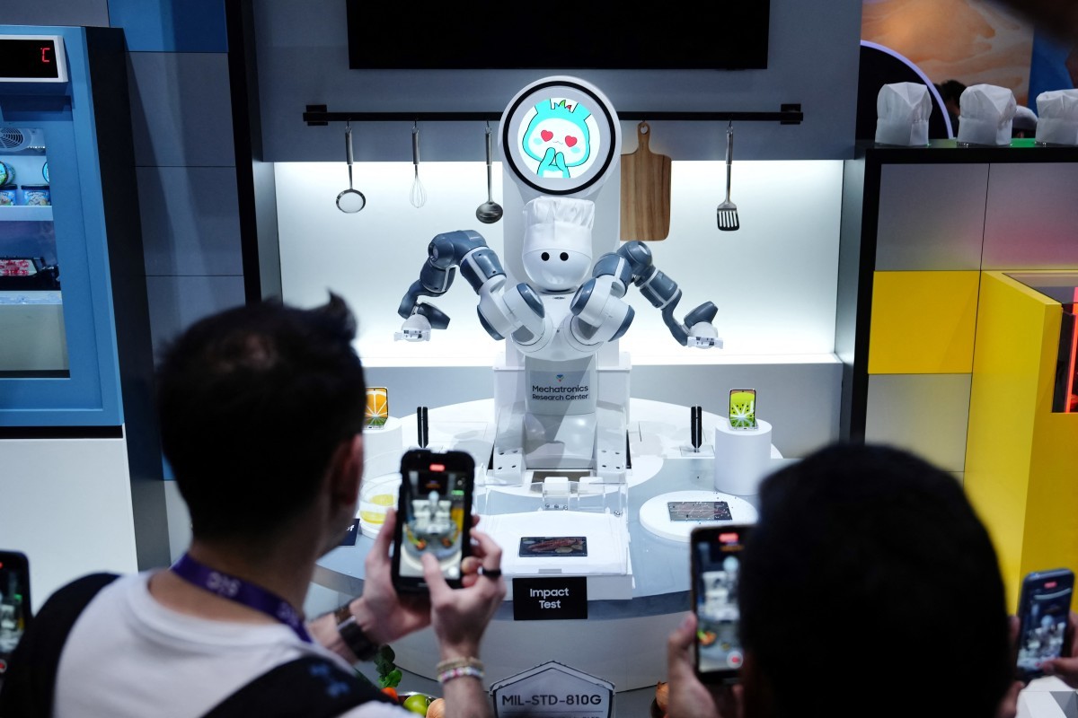 Um robô de cozinha do Mechatronics Research Center é retratado no estande da fabricante sul-coreana Samsung e Oled no Mobile World Congress (MWC), o maior encontro anual da indústria de telecomunicações, em Barcelona, em 27 de fevereiro de 2024. — Foto: Pau Barrena / AFP