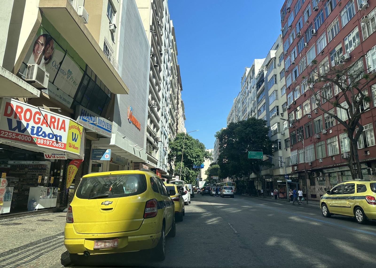 Carros estacionam na faixa da esquerda da Rua Barata Ribeiro, entre as ruas Siqueira Campos e Figueiredo Magalhães — Foto: Selma Schmidt