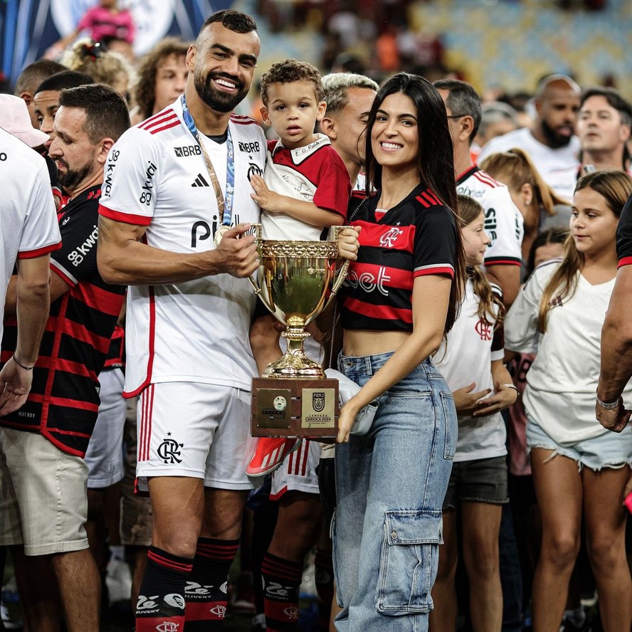 Fabrício Bruno junto com sua esposa, Ana Clara, e o filho Lucca, de 2 anos