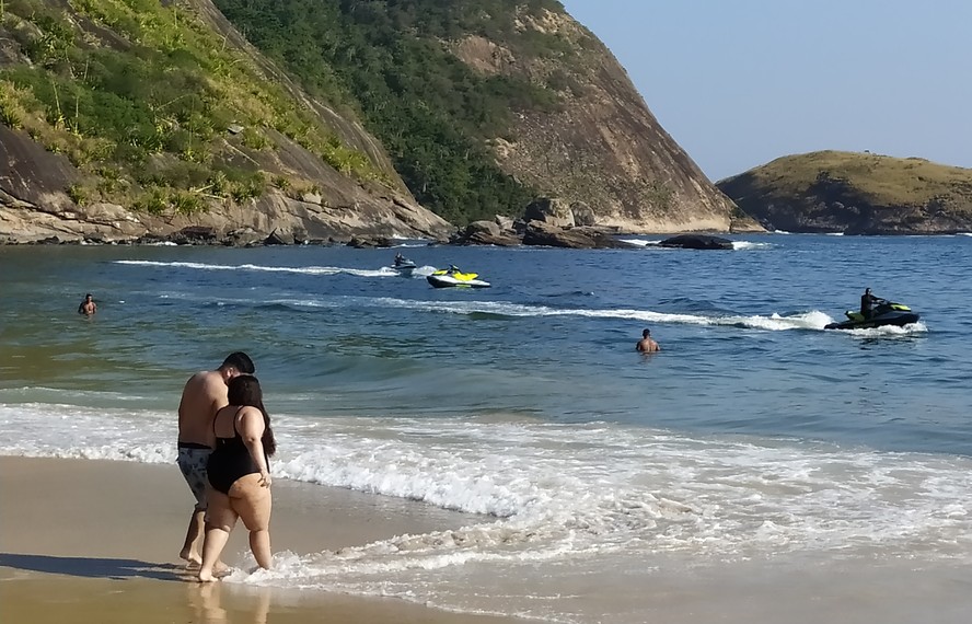 Veículos se deslocam ao longo da Praia de Itaipu, em Niterói, e estacionam perto do Morro das Andorinhas, a menos de 200 metros de distância da faixa de areia