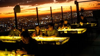O restaurante Grá Rooftop é um dos points de luxo em destaque na cidade. — Foto: Brenno Carvalho / Agência O Globo