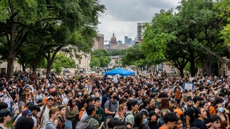 Estudantes se reúnem em protesto pró-Palestina na Universidade do Texas, em Austin — Foto: Brandon Bell / GETTY IMAGES NORTH AMERICA / Getty Images via AFP