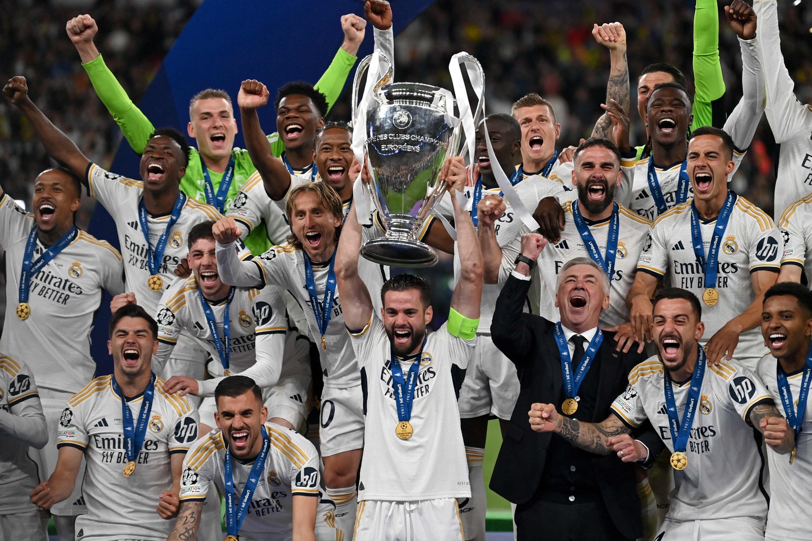 O zagueiro espanhol #06 do Real Madrid, Nacho Fernandez (C), e os jogadores do Real Madrid erguem o troféu para comemorar a vitória no final da final da Liga dos Campeões da UEFA entre Borussia Dortmund e Real Madrid, no estádio de Wembley, em Londres, em 1º de junho de 2024. — Foto: Glyn KIRK / AFP