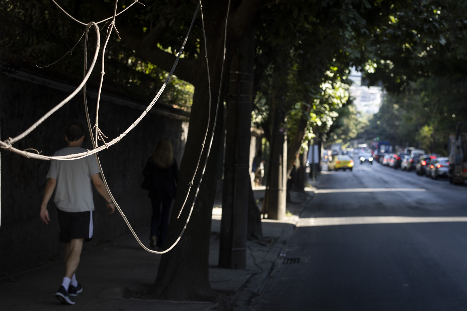 Emaranhado de cabos e fios cortados são comuns e representam riscos nas ruas do Rio. — Foto: Marcia Foletto / Agência O Globo