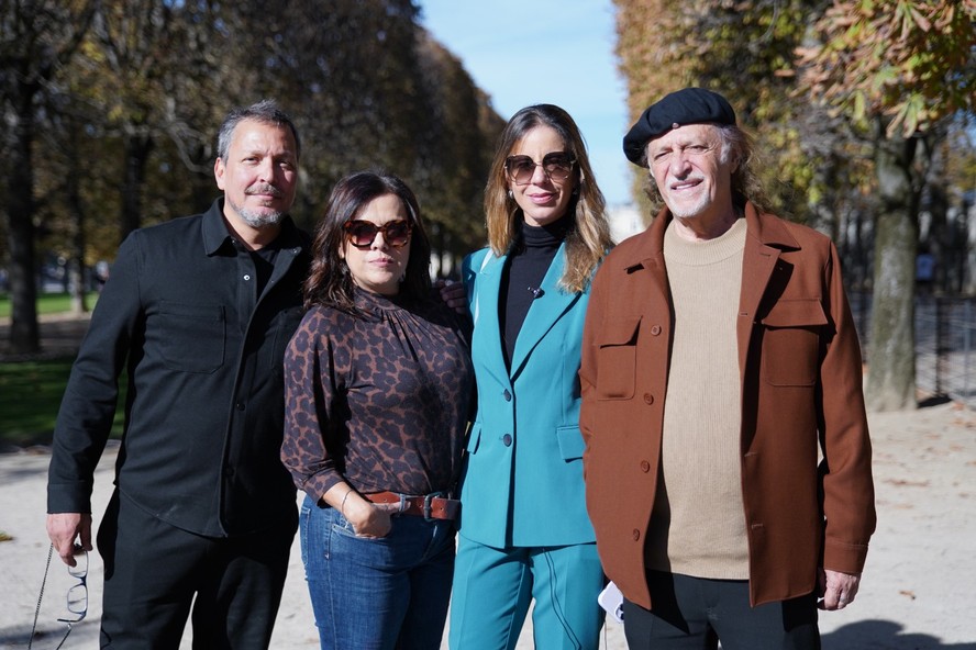 O diretor Bruno Costa, a atriz Marcella Muniz e o casal Yane Montenegro e Alceu Valença no Jardim de Luxemburgo, em Paris