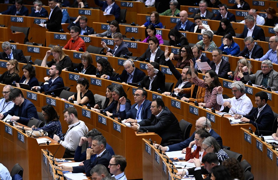 Membros do Parlamento Europeu votam em reformulação das leis de migração da União Europeia em Bruxelas