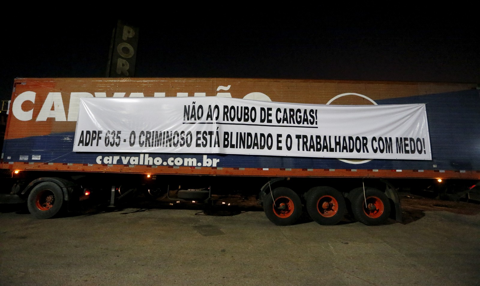 Caminhoneiros usam faixas contra os roubos de cargas — Foto: Fabiano Rocha / Agência O Globo