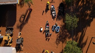 Vista aérea de ruas inundadas durante operações de resgate no bairro de São João, em Porto Alegre, Rio Grande do Sul. — Foto: Florian PLAUCHEUR / AFP