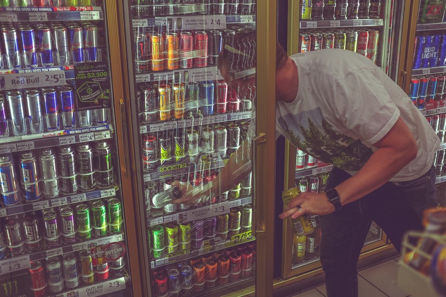 Bebidas energéticas podem levar a problemas de saúde.