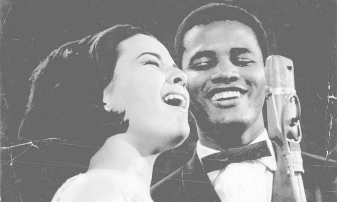 Jair Rodrigues com Elis Regina, sua parceira no programa 'O fino da bossa', em 1965