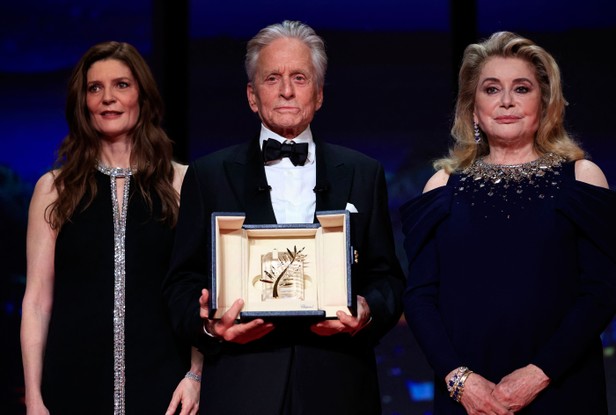 Michael Douglas, no Festival de Cannes, onde recebeu uma Palma de Ouro honorária por sua carreira. Na foto, as atrizes Catherine Deneuve e Chiara Mastroianni (esq), mãe e filha