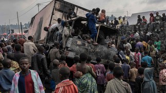 Moradores saqueiam veículo da Missão das Nações Unidas, em Kanyaruchinya, território de Nyiragongo, República Democrática do Congo — Foto: GUERCHOM NDEBO/AFP