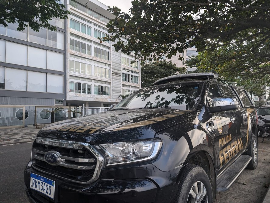 Carro da Polícia Federal estacionado em frente ao prédio onde mora um dos investigados pela fraude na Americanas