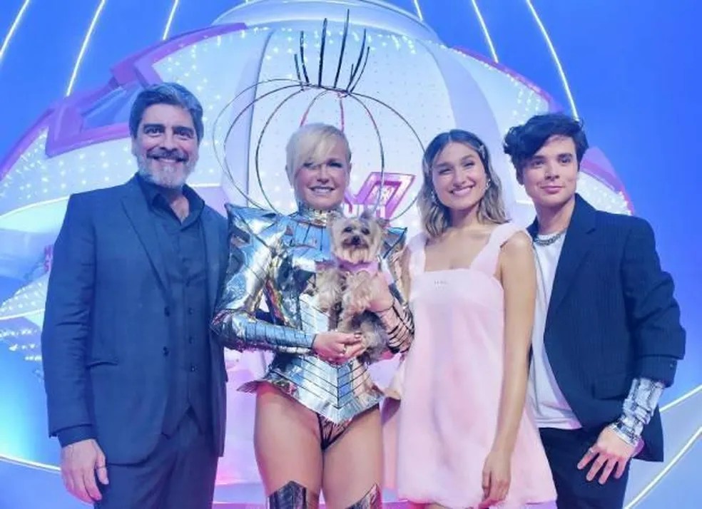 Junno, Xuxa, Doralice, Sasha e João Figueiredo em frente à nave — Foto: Reprodução Instagram