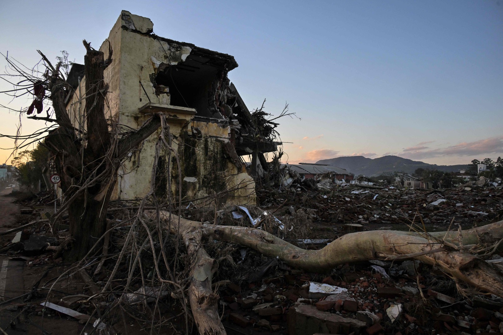 Vista de uma casa destruída após enchente em Arroio do Meio, Rio Grande do Sul — Foto: Nelson ALMEIDA / AFP