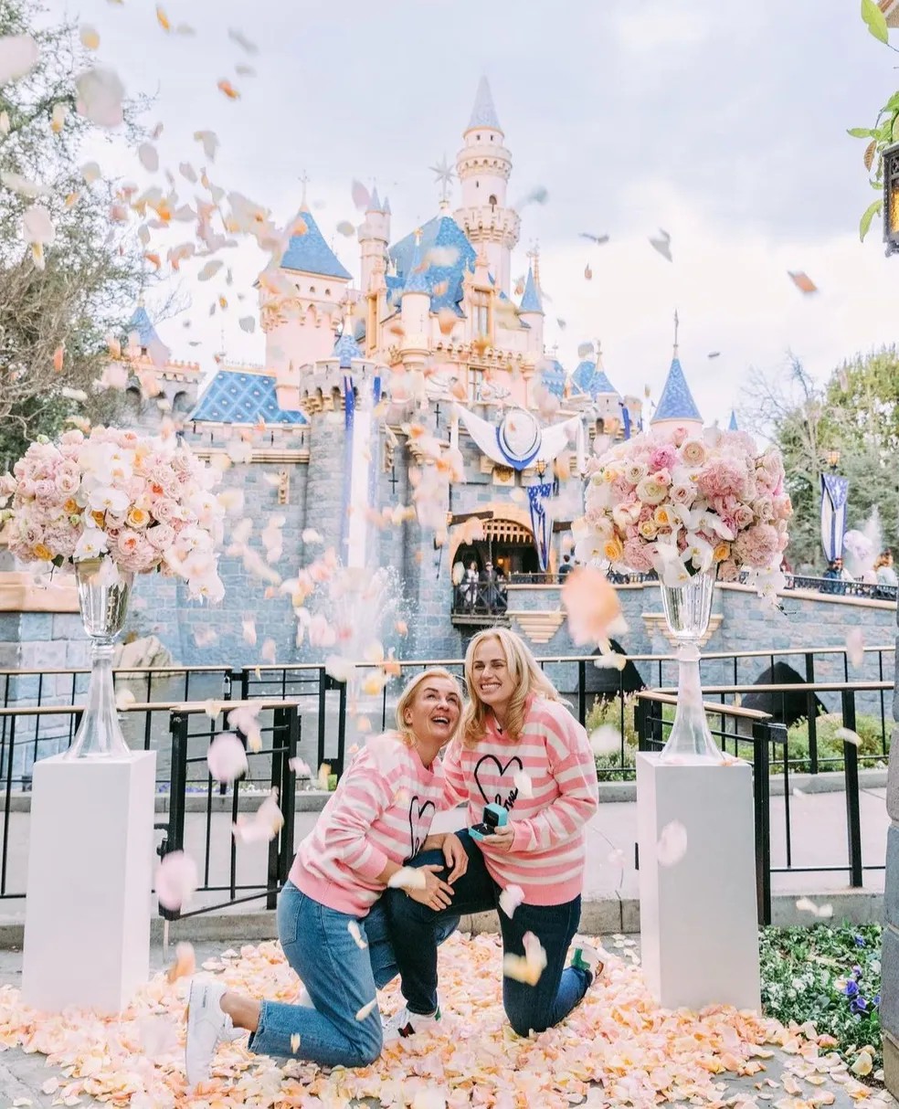Rebel Wilson e Ramona Agruma ficaram noivas na Disney em fevereiro deste ano — Foto: Foto: Reprodução/Instagram