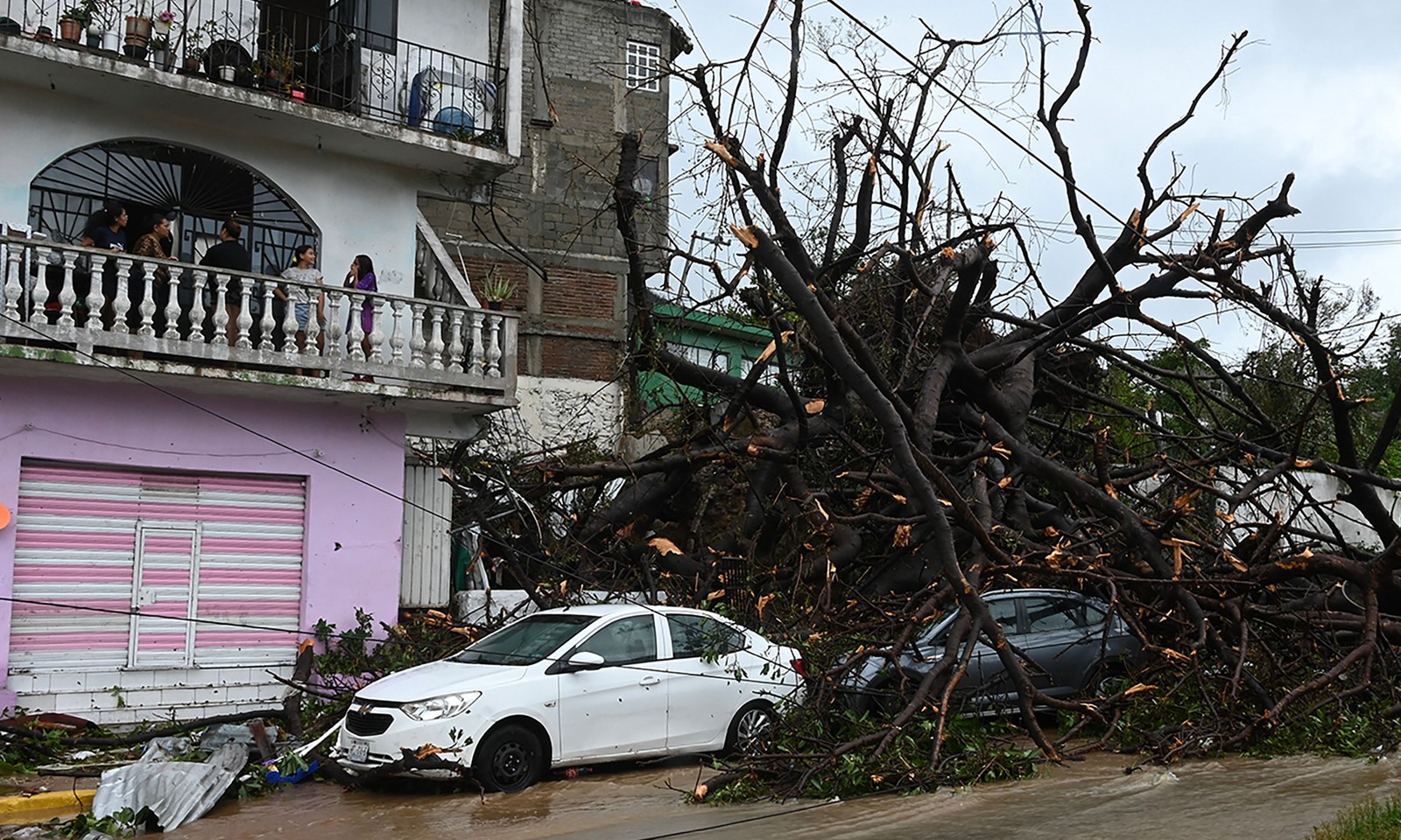 Vista dos danos causados ​​​​após a passagem do furacão Otis em Acapulco, estado de Guerrero, México — Foto: Francisco ROBLES/AFP