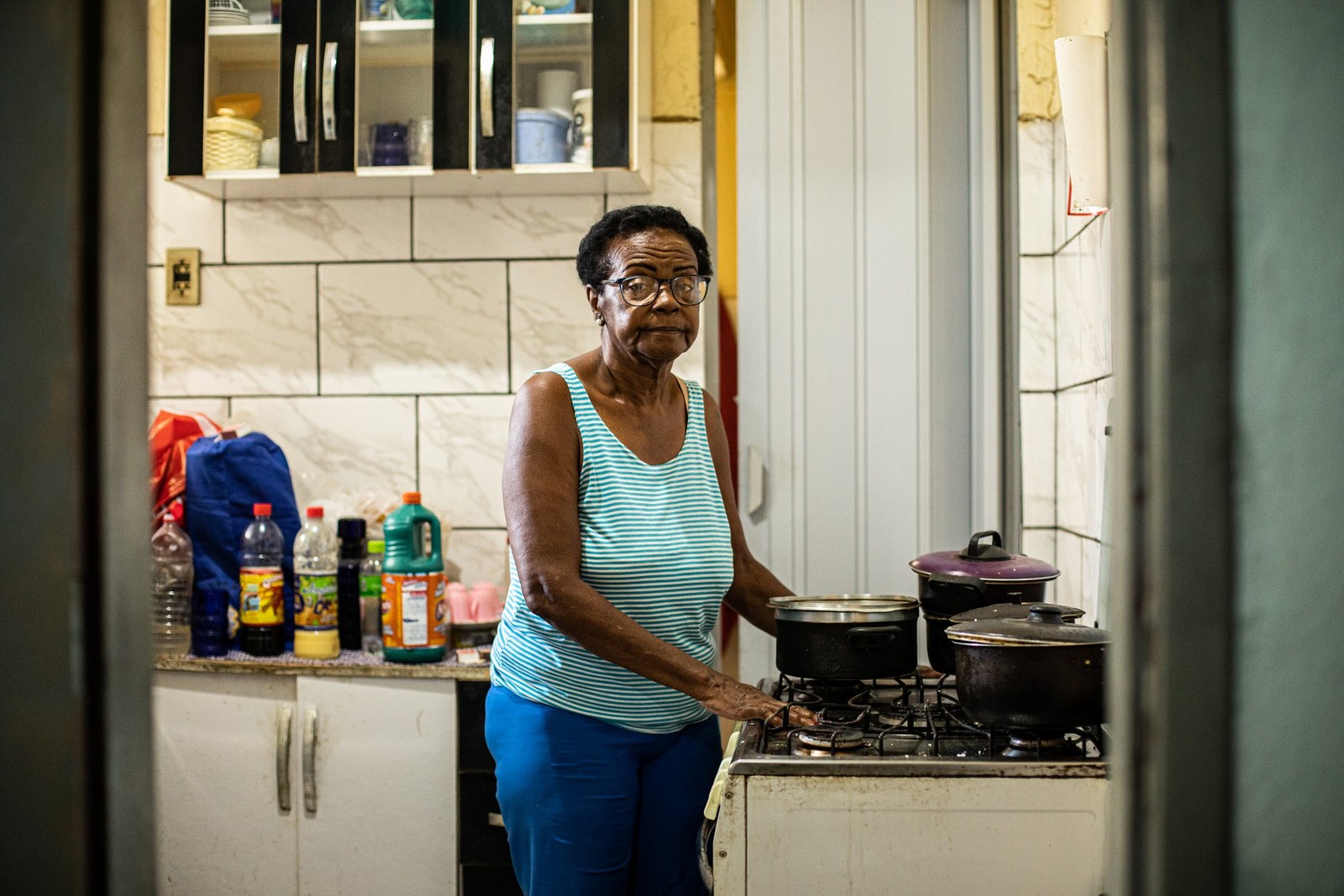 Norma de Morais, de 70 anos, viu a casa, os móveis e objetos pessoais debaixo d’água, no Jardim América, Zona Norte do Rio. — Foto: HERMES DE PAULA