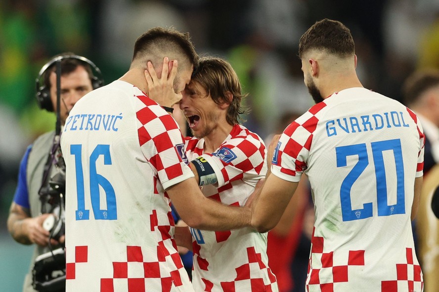 Modric festeja a classificação da Croácia às semifinais com os companheiros Petkovic e Gvardiol