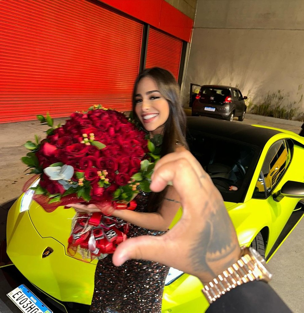 MC Ryan deu buquê de flores para Giovanna Roque — Foto: @imcryansp no Instagram