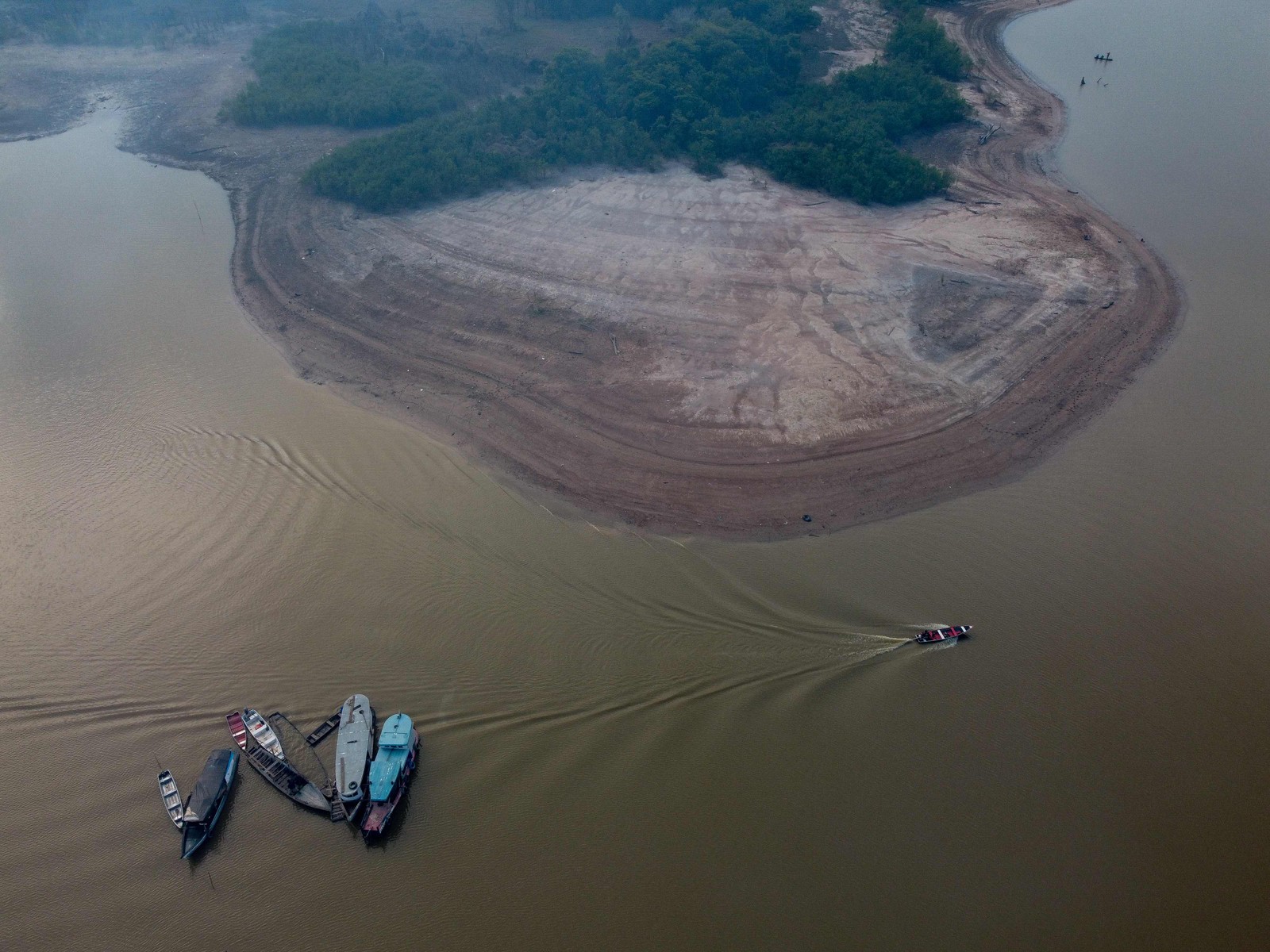 O Amazonas está sofrendo uma severa seca que está afetando a navegação e a distribuição de combustível e alimentos para o interior do estado — Foto: Michael Dantas / AFP